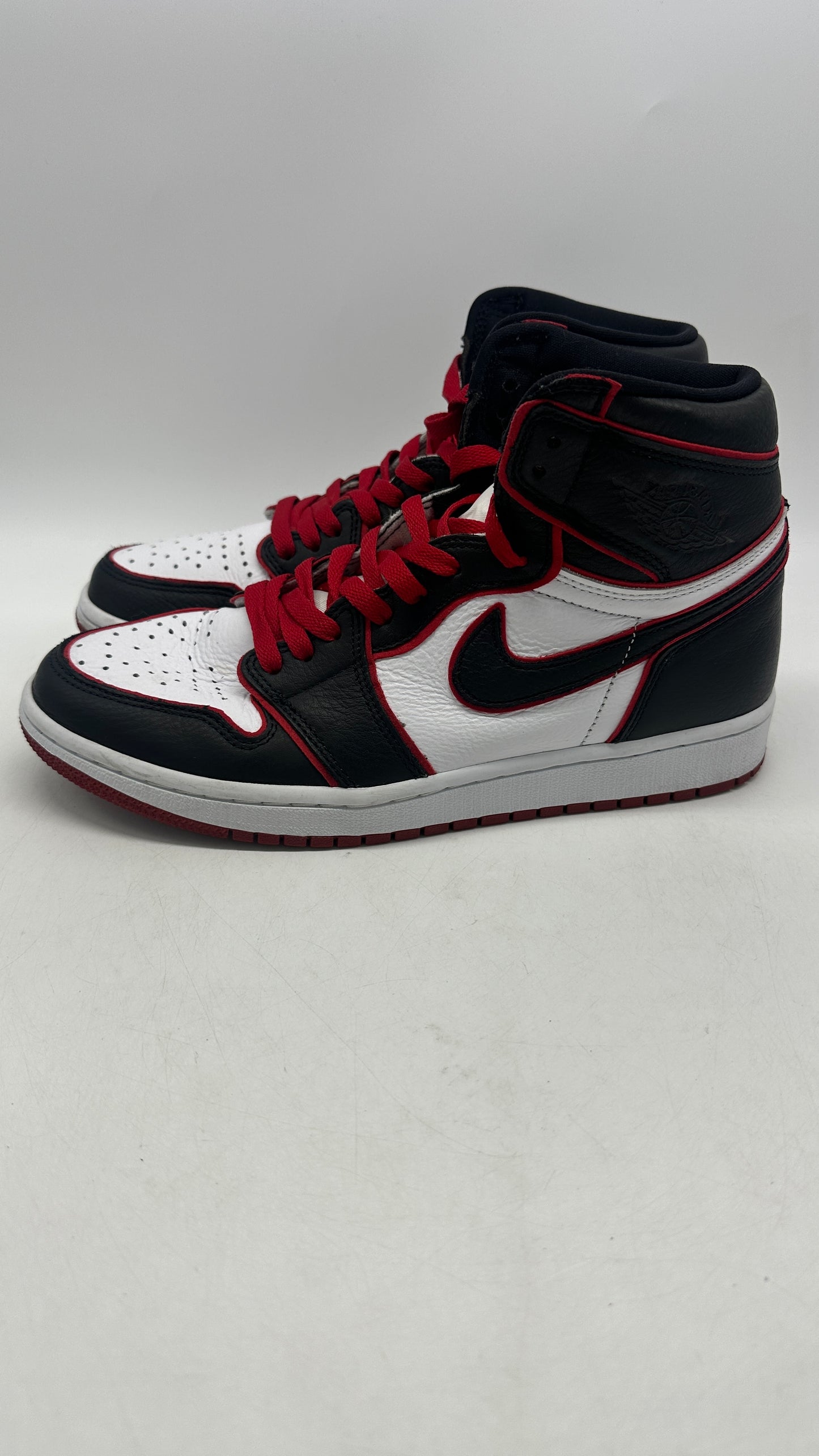 Load image into Gallery viewer, Preowned Air Jordan 1 Retro High OG &amp;#39;Bloodline&amp;#39; Sz 8.5M/10W
