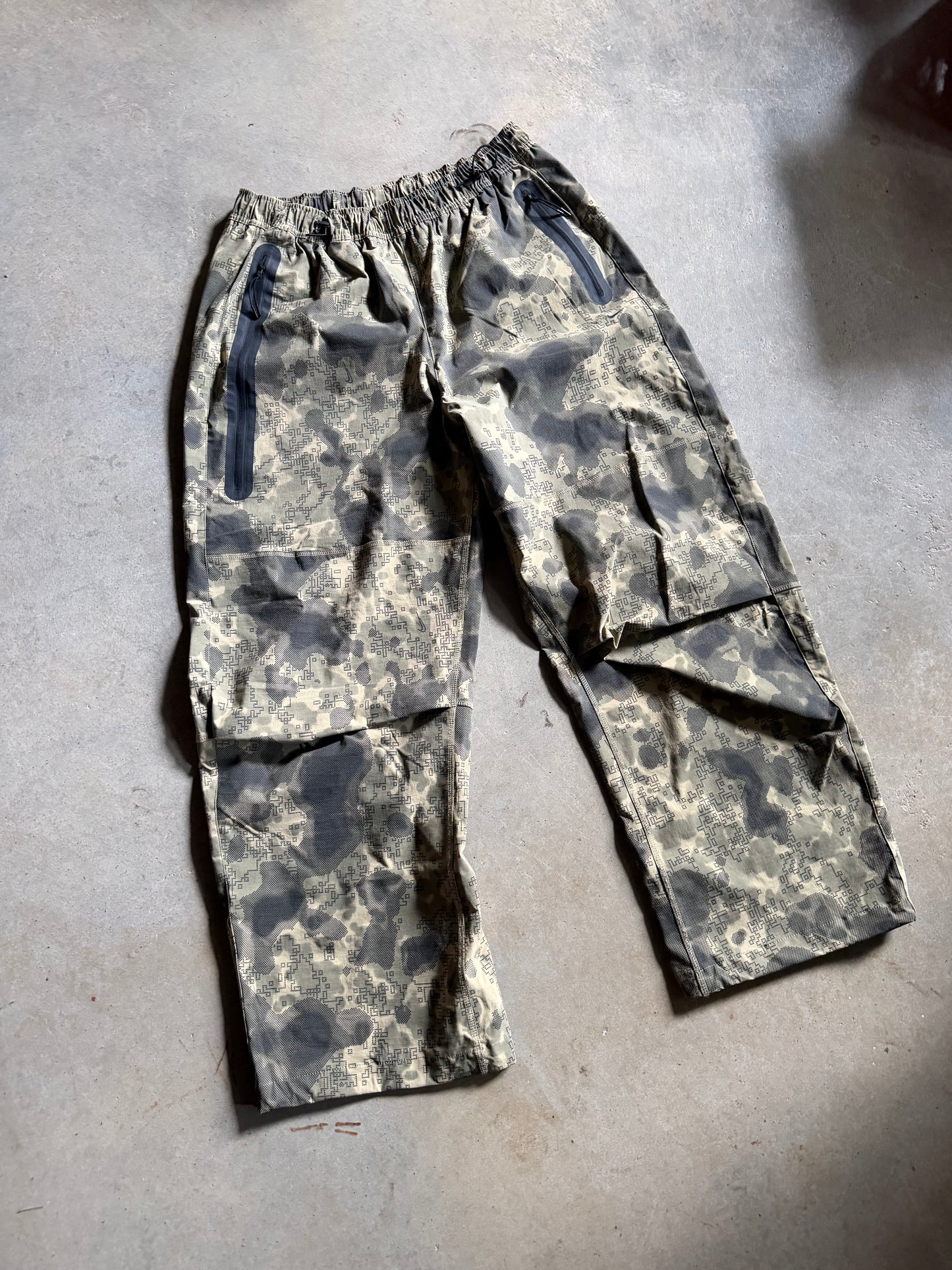 Nike Green Tech Camo Pants Sz L