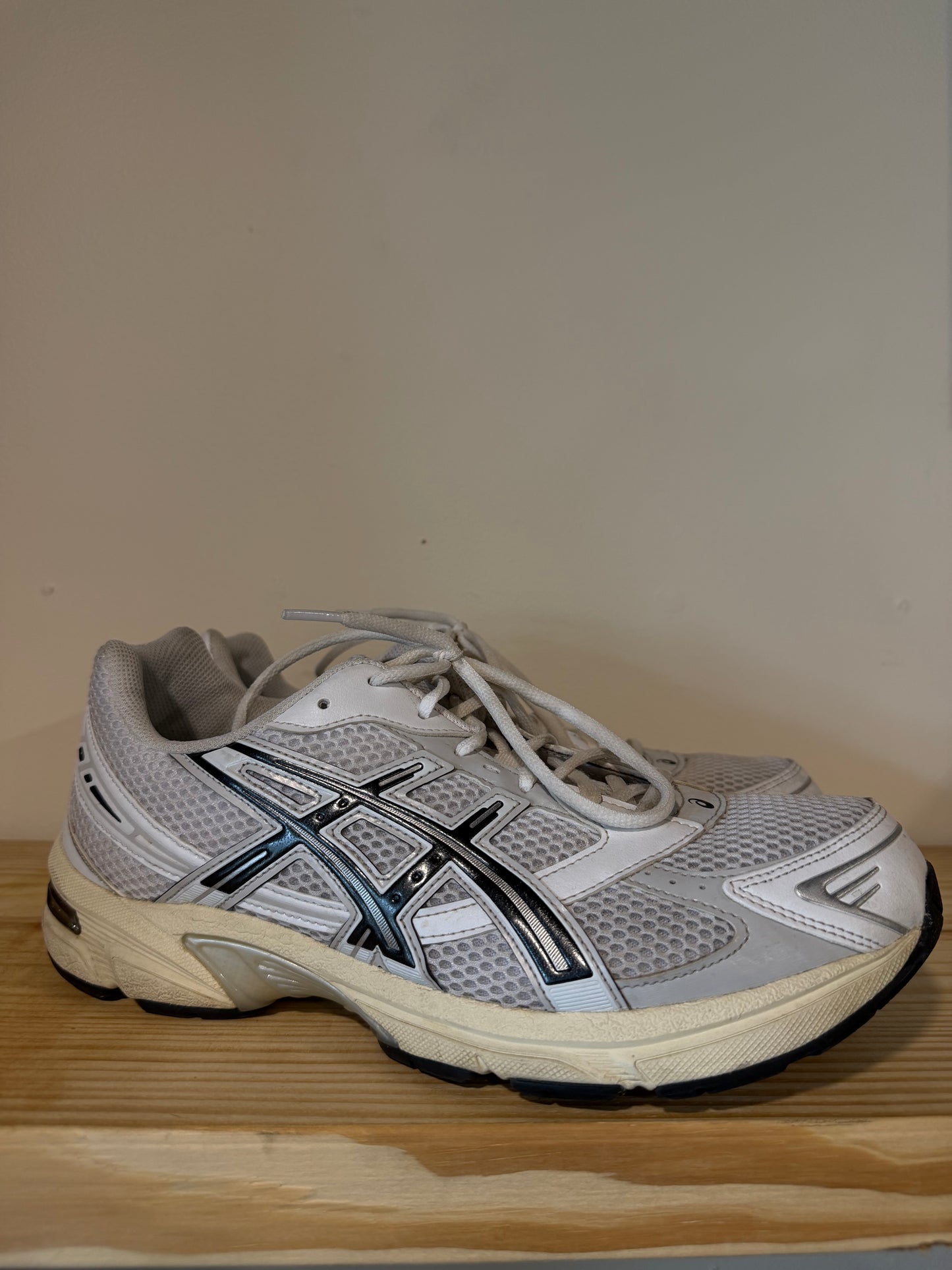 Preowned Asics 1130 White/Black Sz 11M/12.5W