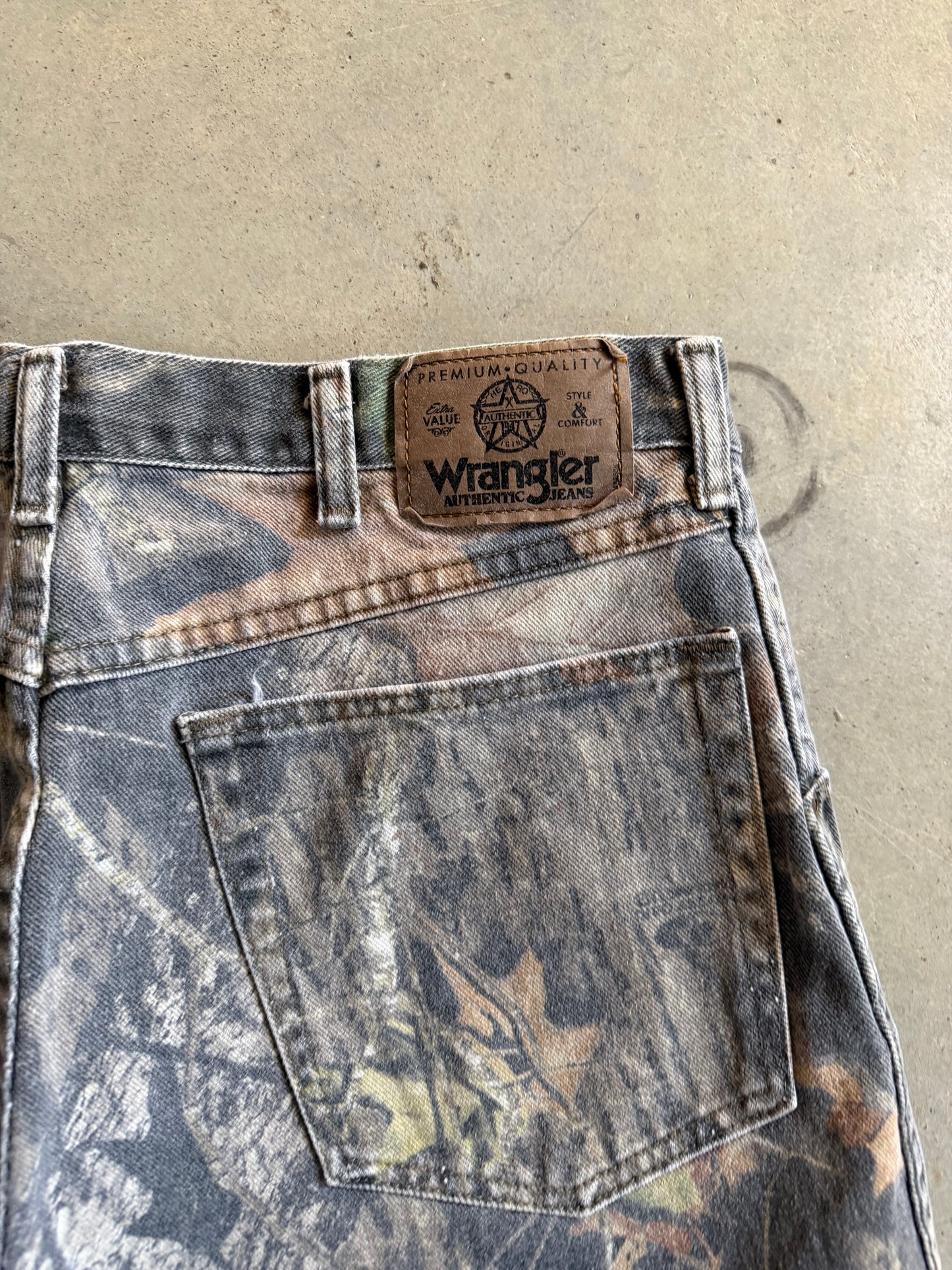 VTG Wrangler Authentic Camo Jeans Sz 32x34