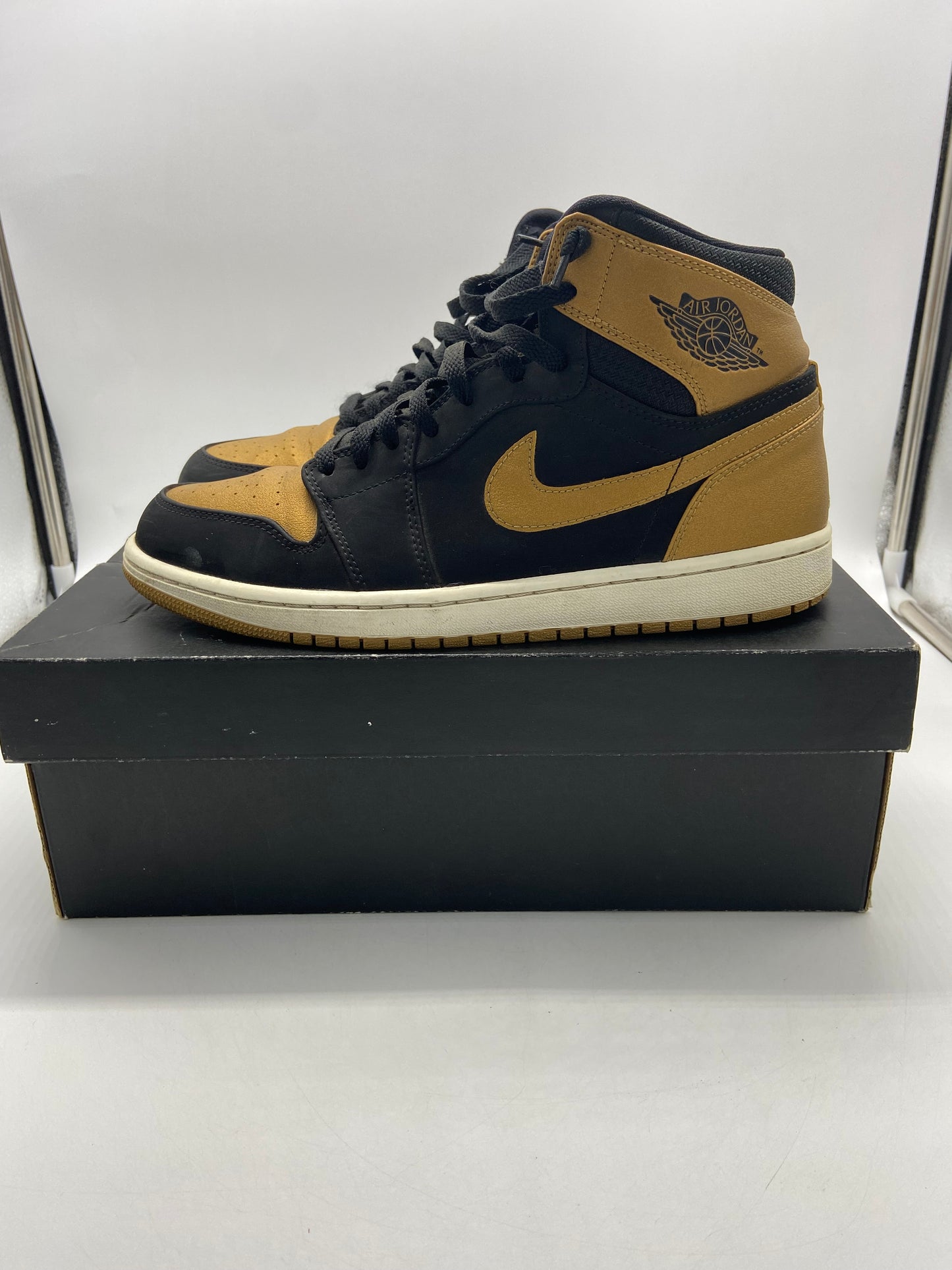 Load image into Gallery viewer, Preowned 2014 Air Jordan 1 Retro High &amp;#39;Melo&amp;#39; Sz 10M/11.5W 332550-026
