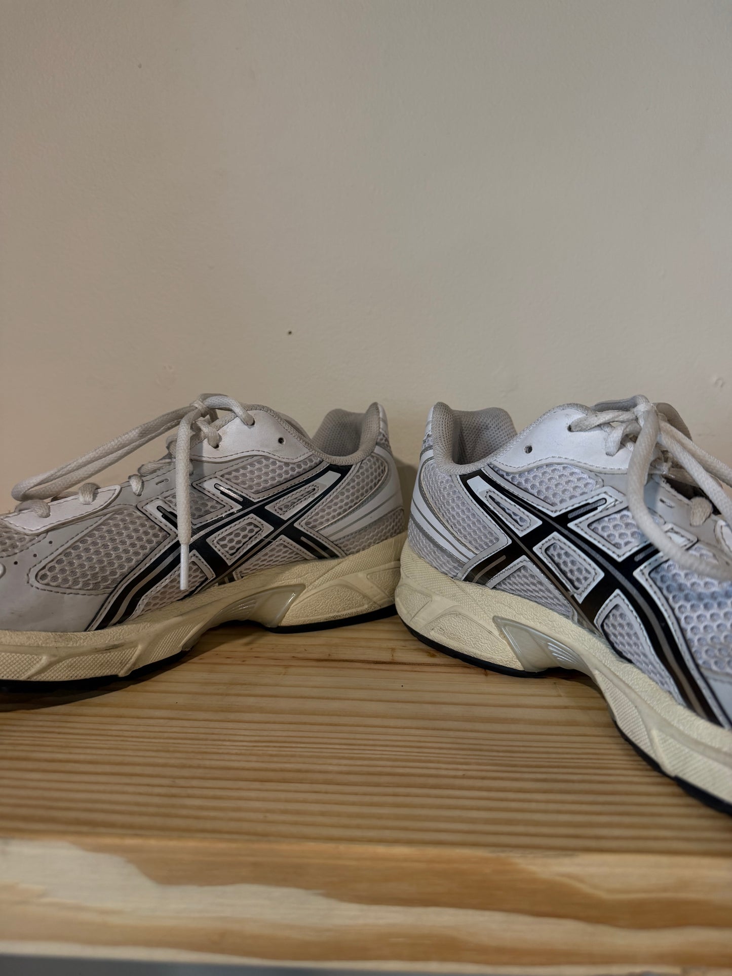 Preowned Asics 1130 White/Black Sz 11M/12.5W