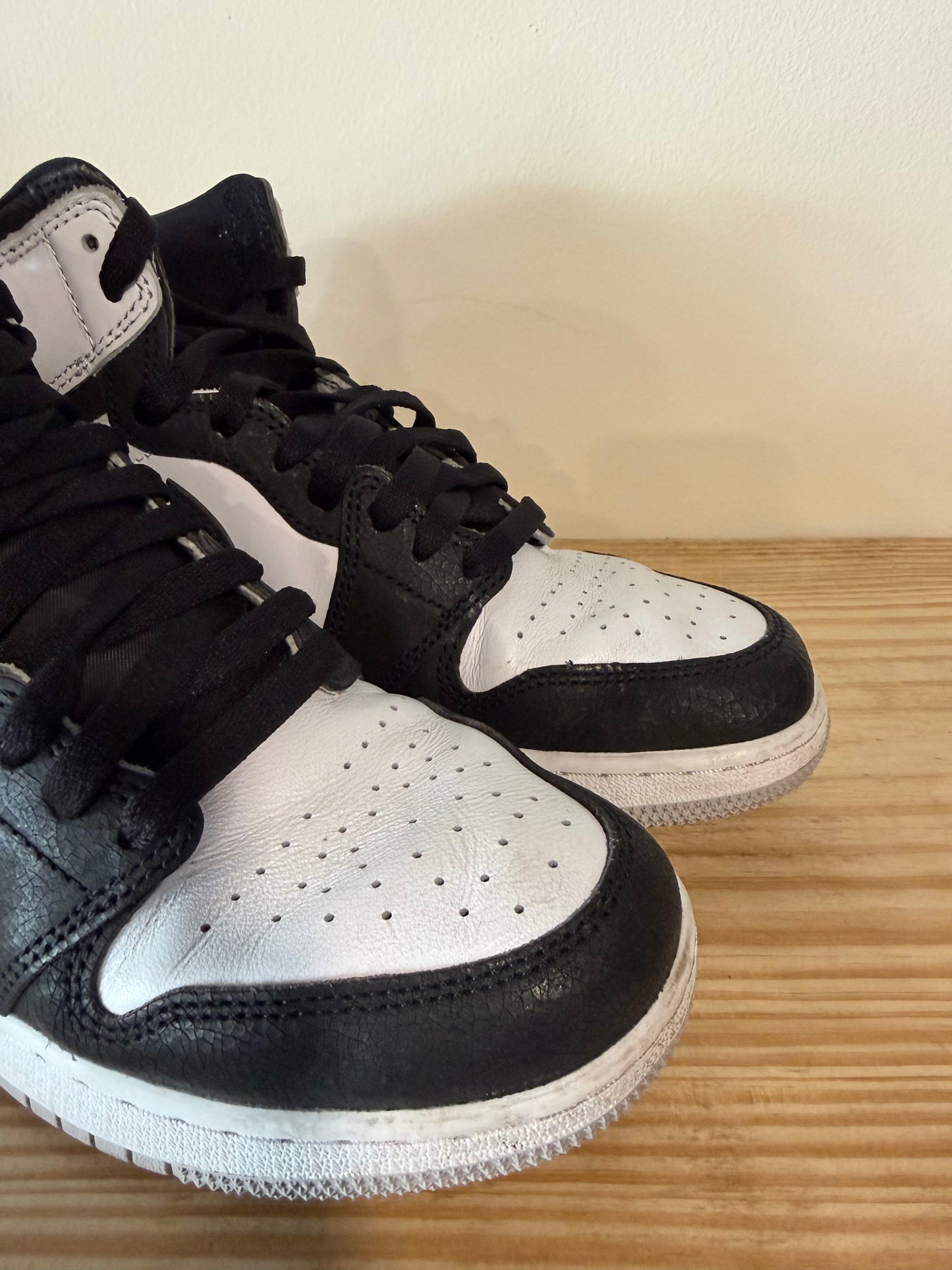 Preowned Jordan 1 Retro High OG Bleached Coral (GS) Sz 7Y/8.5W