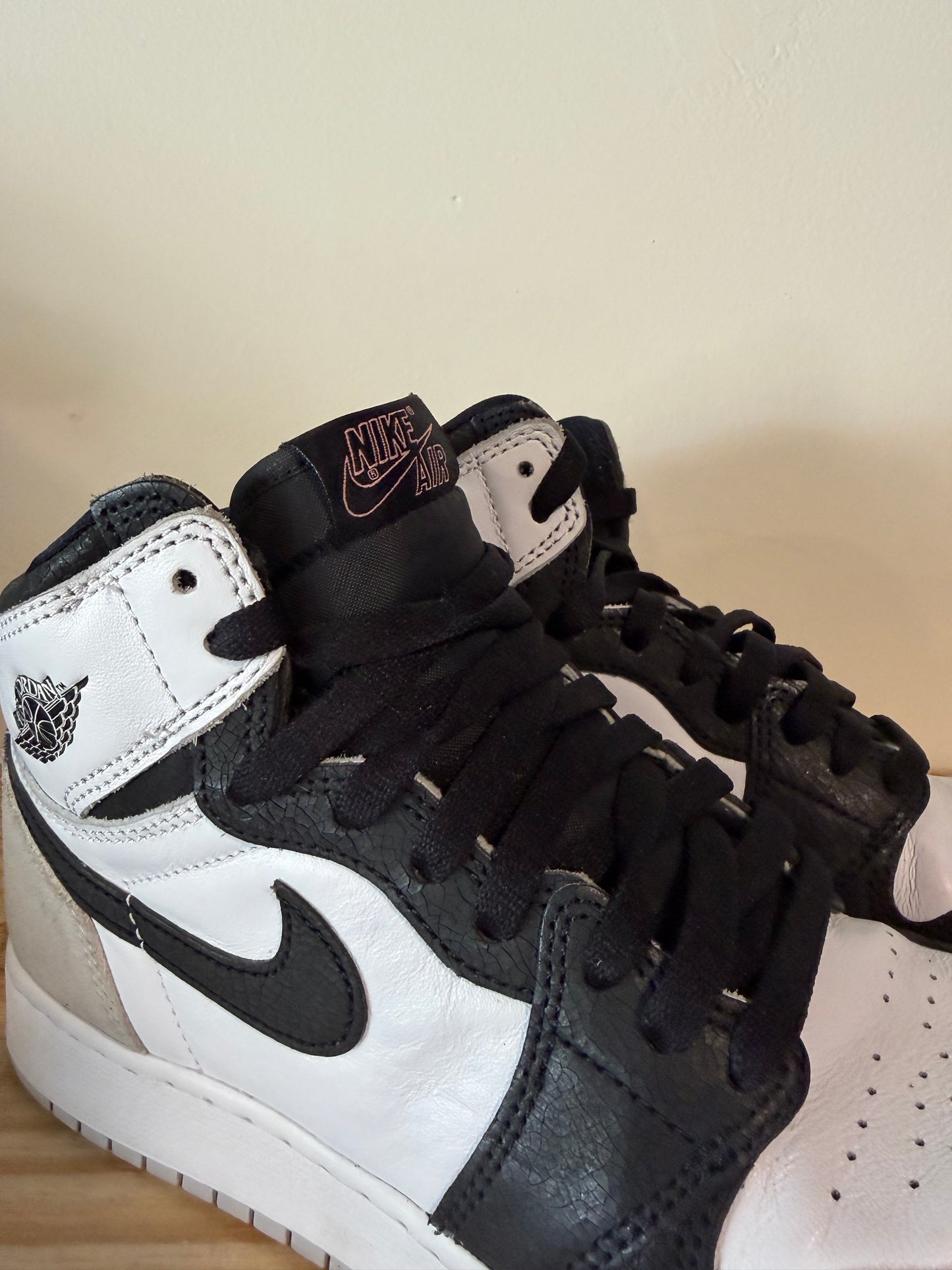 Preowned Jordan 1 Retro High OG Bleached Coral (GS) Sz 7Y/8.5W