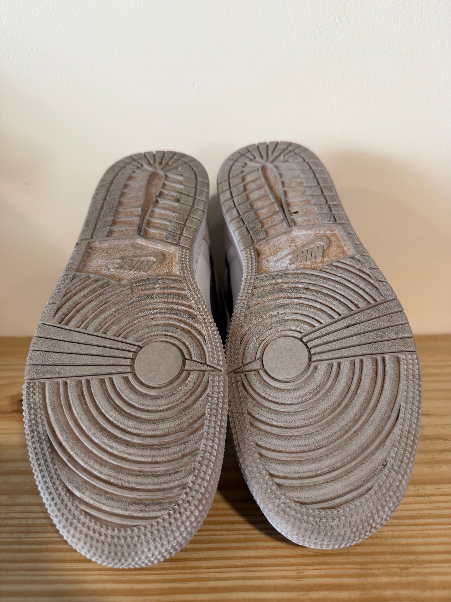 Preowned Jordan 1 Retro High OG Bleached Coral (GS) Sz 7Y/8.5W