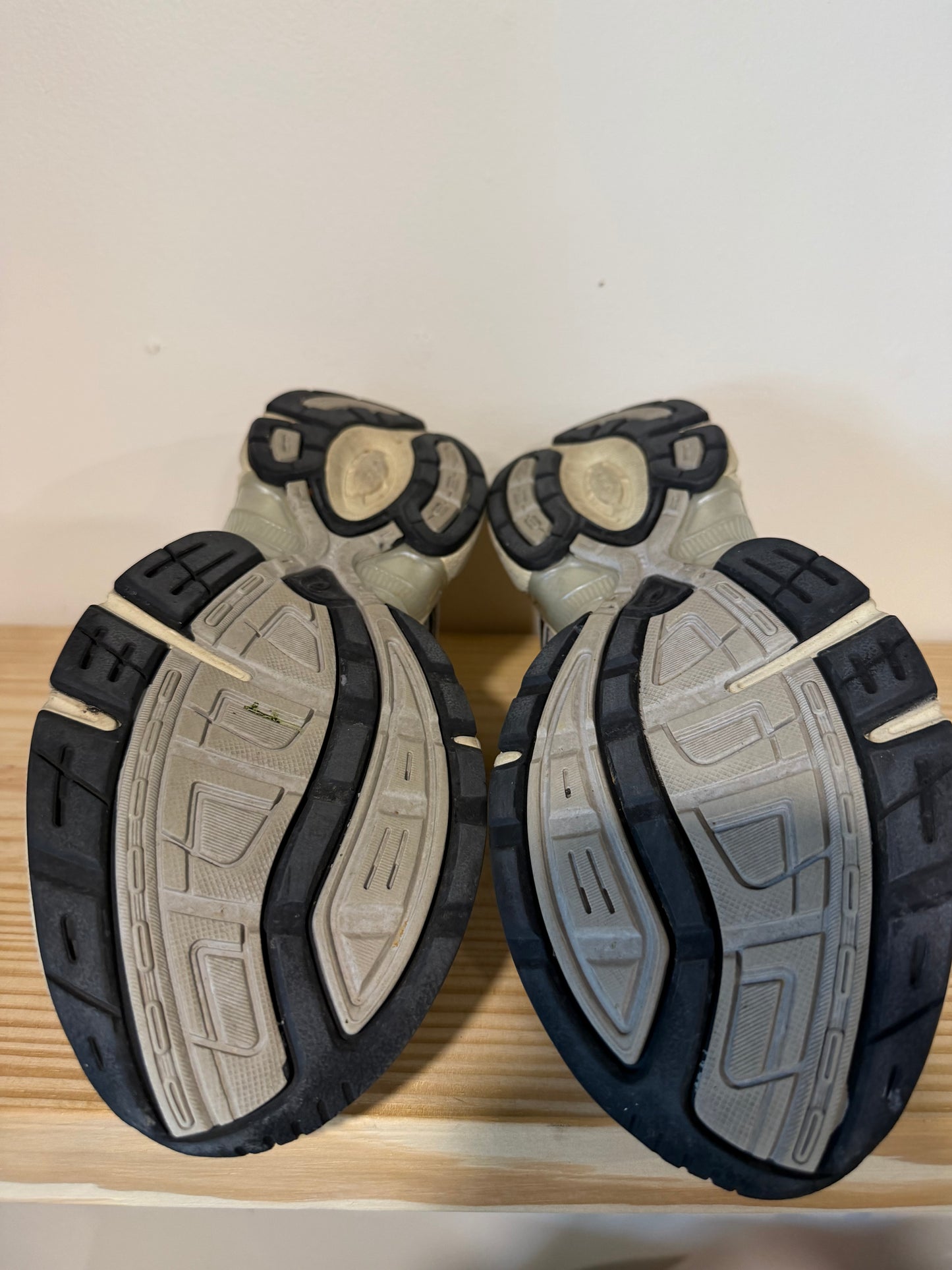 Preowned Asics 1130 White/Black Sz 11M/12.5W