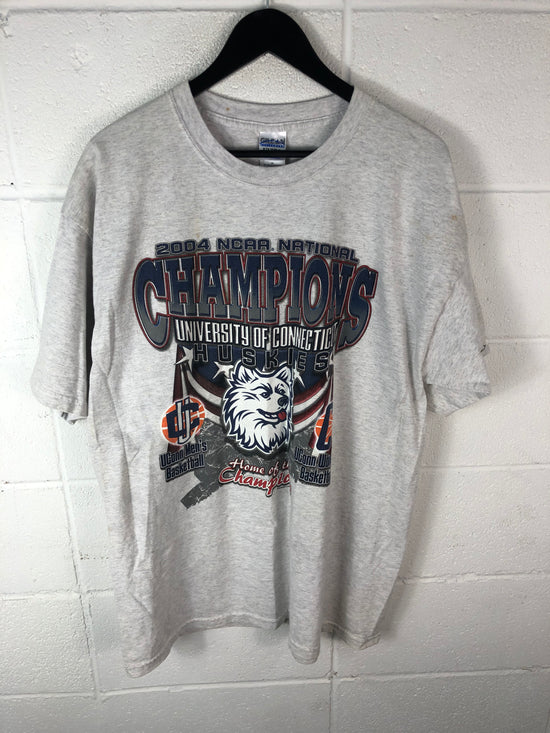 Load image into Gallery viewer, VTG  2004 Uconn Huskies Graphic Championship Tee Sz L

