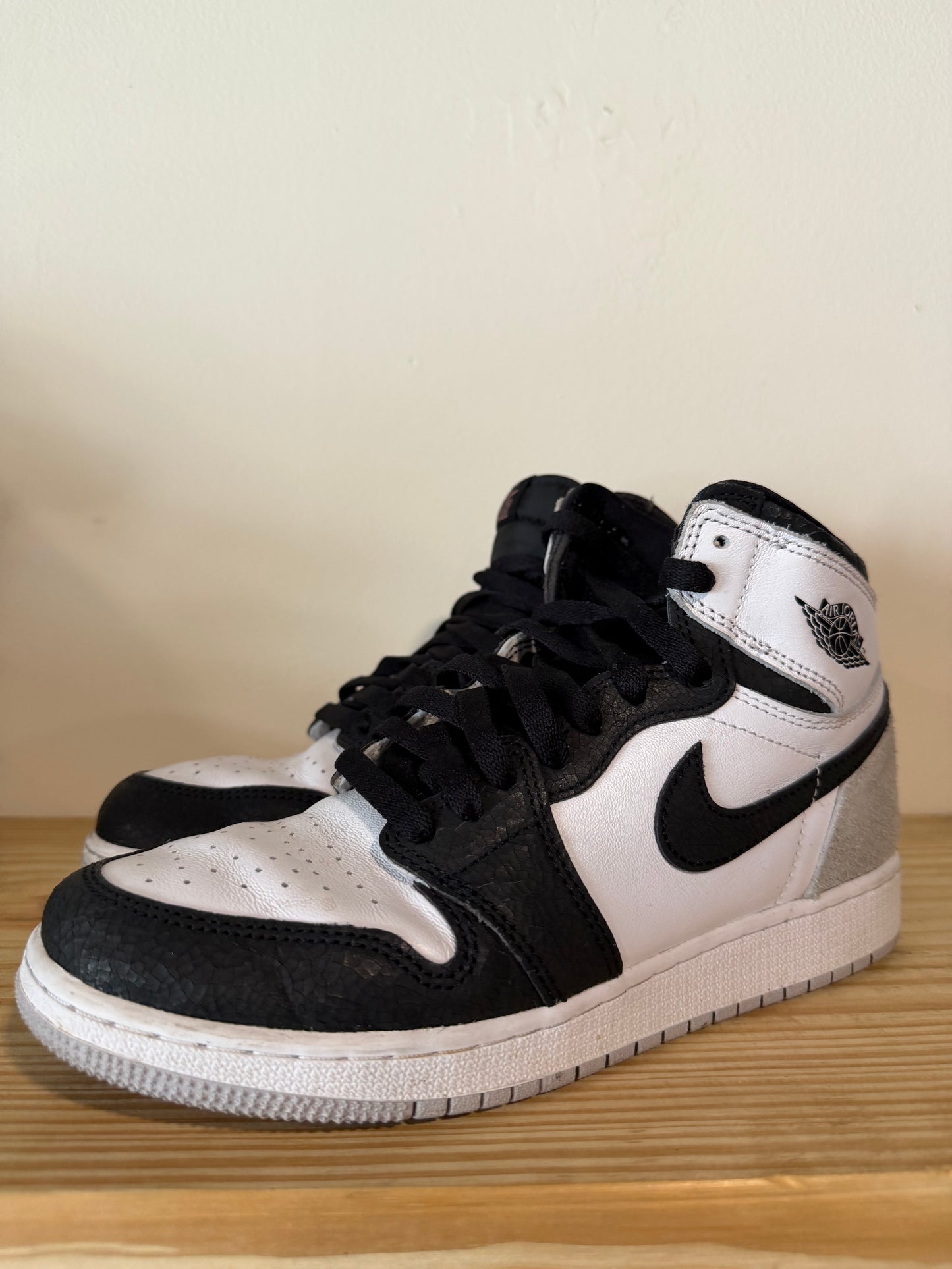 Preowned Jordan 1 Retro High OG Bleached Coral (GS) Sz 7Y/8.5W