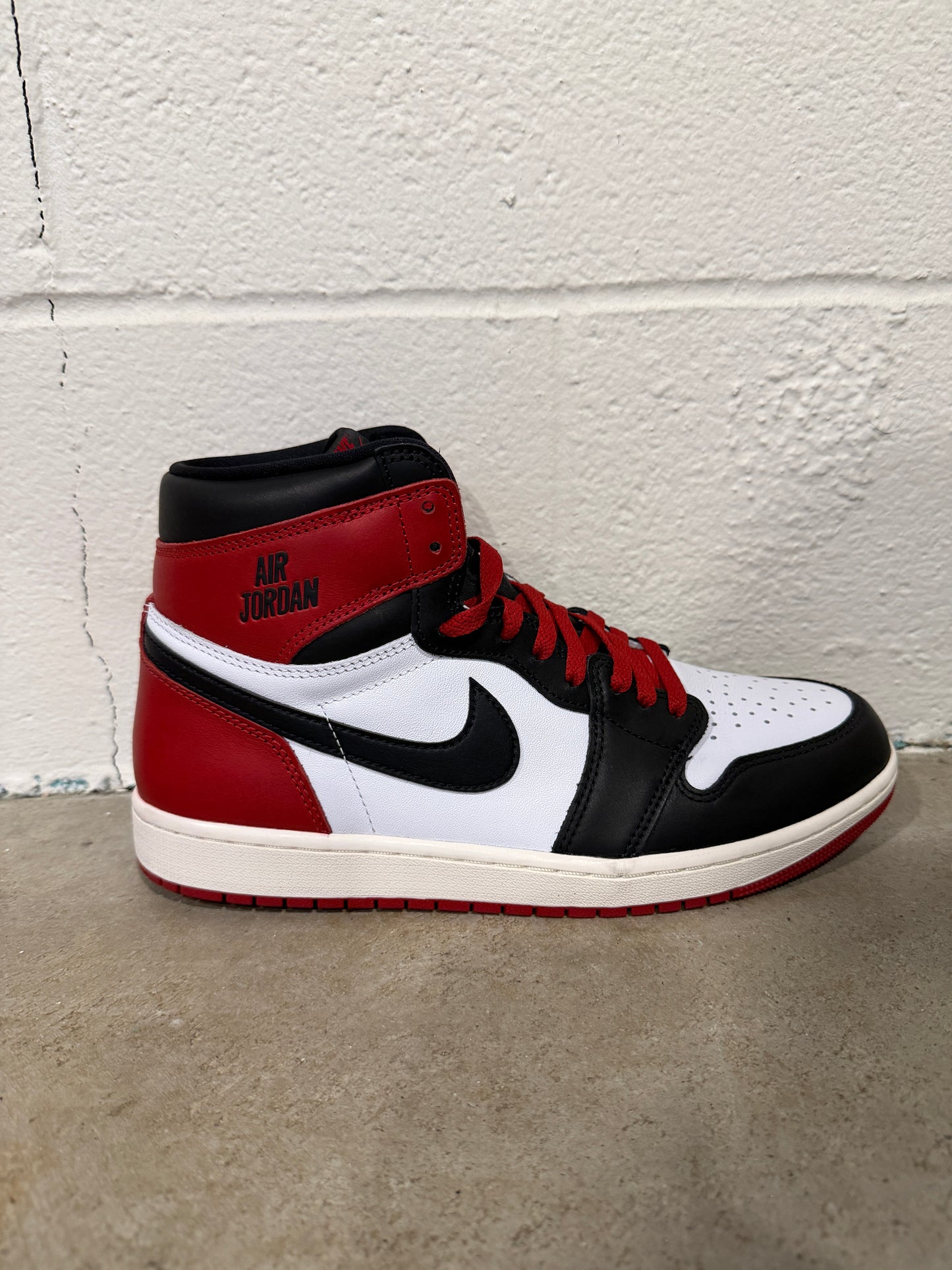 Preowned Air Jordan 1 Retro High OG 'Black Toe Reimagined' Sz 10.5M/12W DZ5485-106