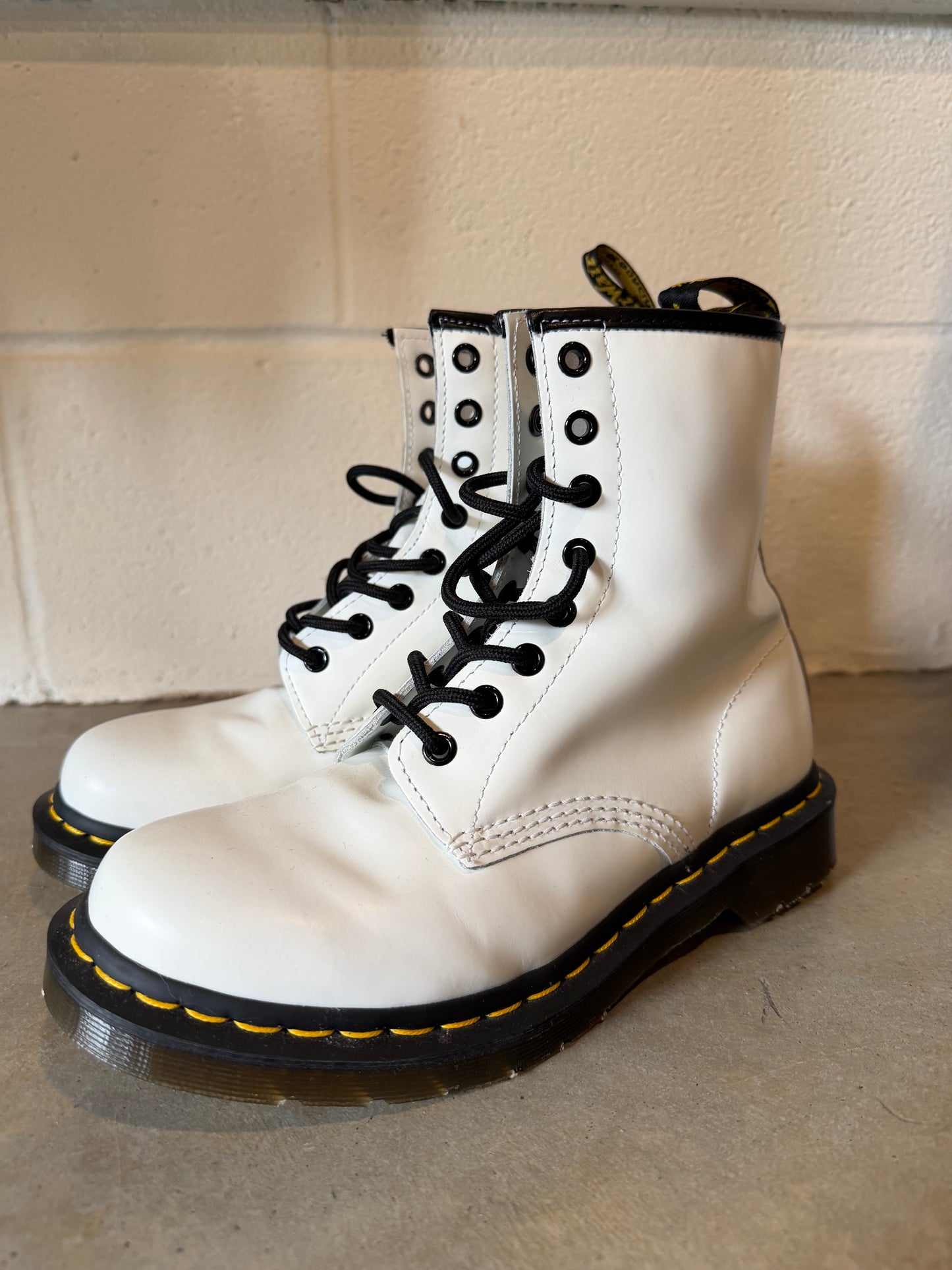 Preowned Dr. Martens 1460 Smooth Leather Lace Up White Boot Sz 8L