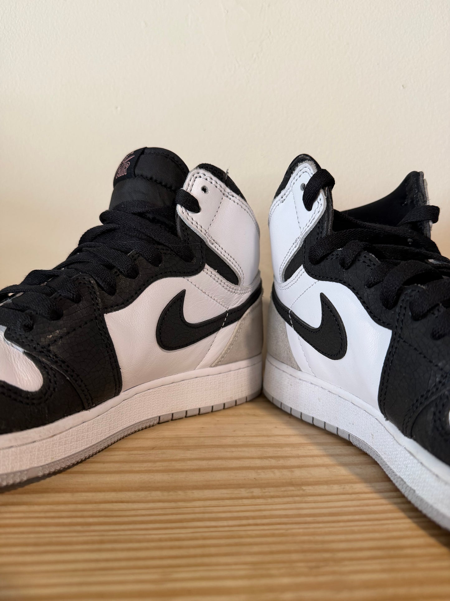 Preowned Jordan 1 Retro High OG Bleached Coral (GS) Sz 7Y/8.5W