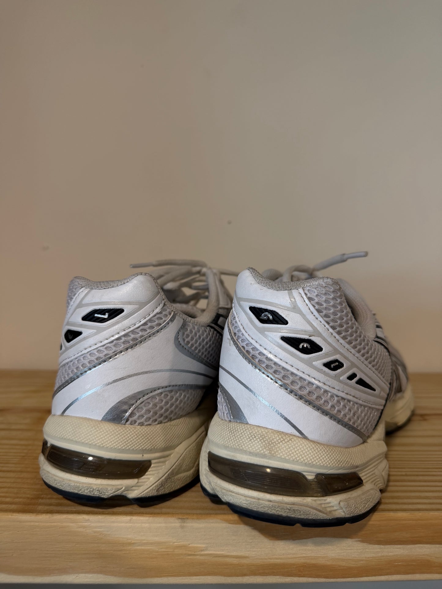 Preowned Asics 1130 White/Black Sz 11M/12.5W