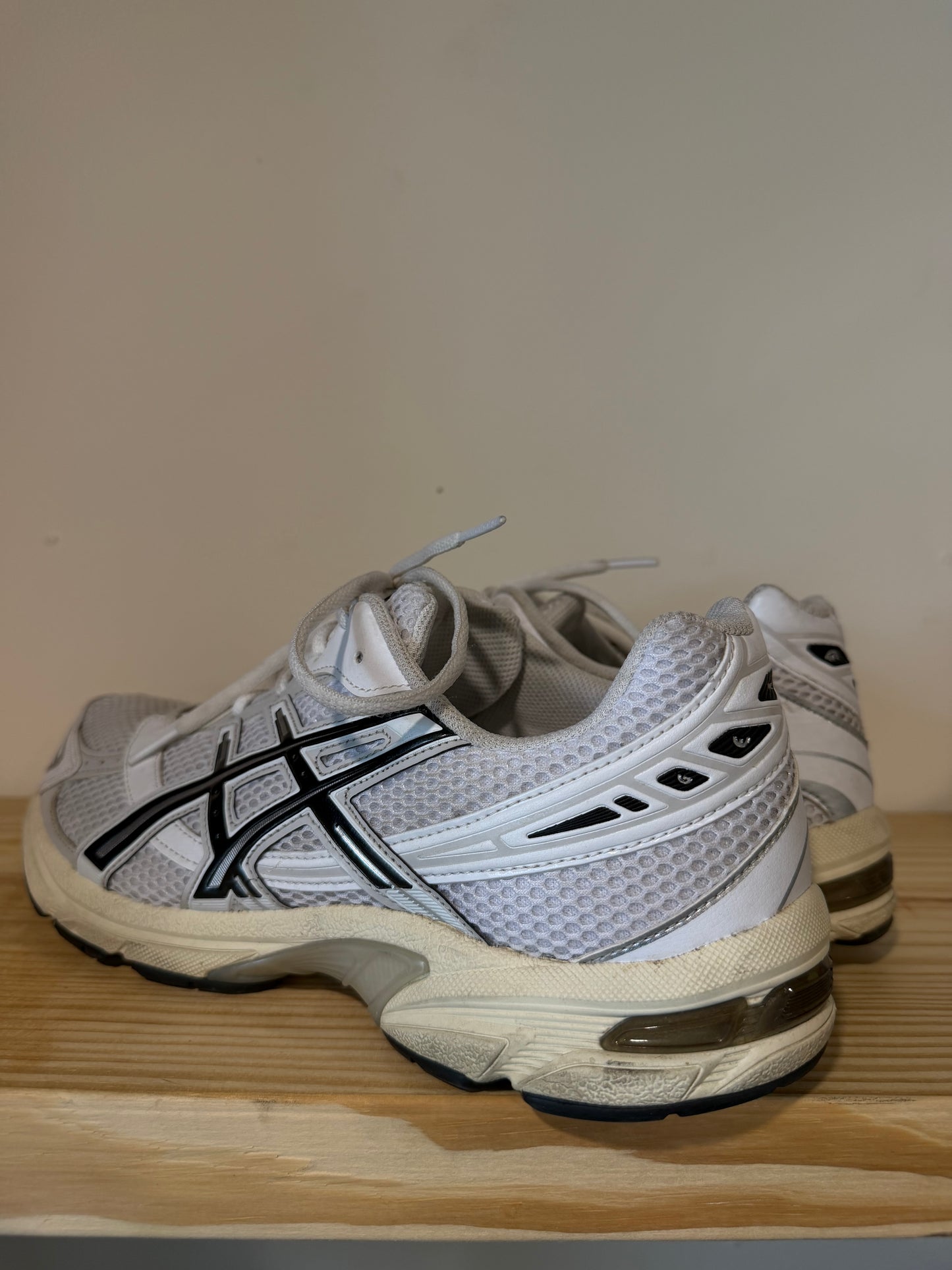Preowned Asics 1130 White/Black Sz 11M/12.5W