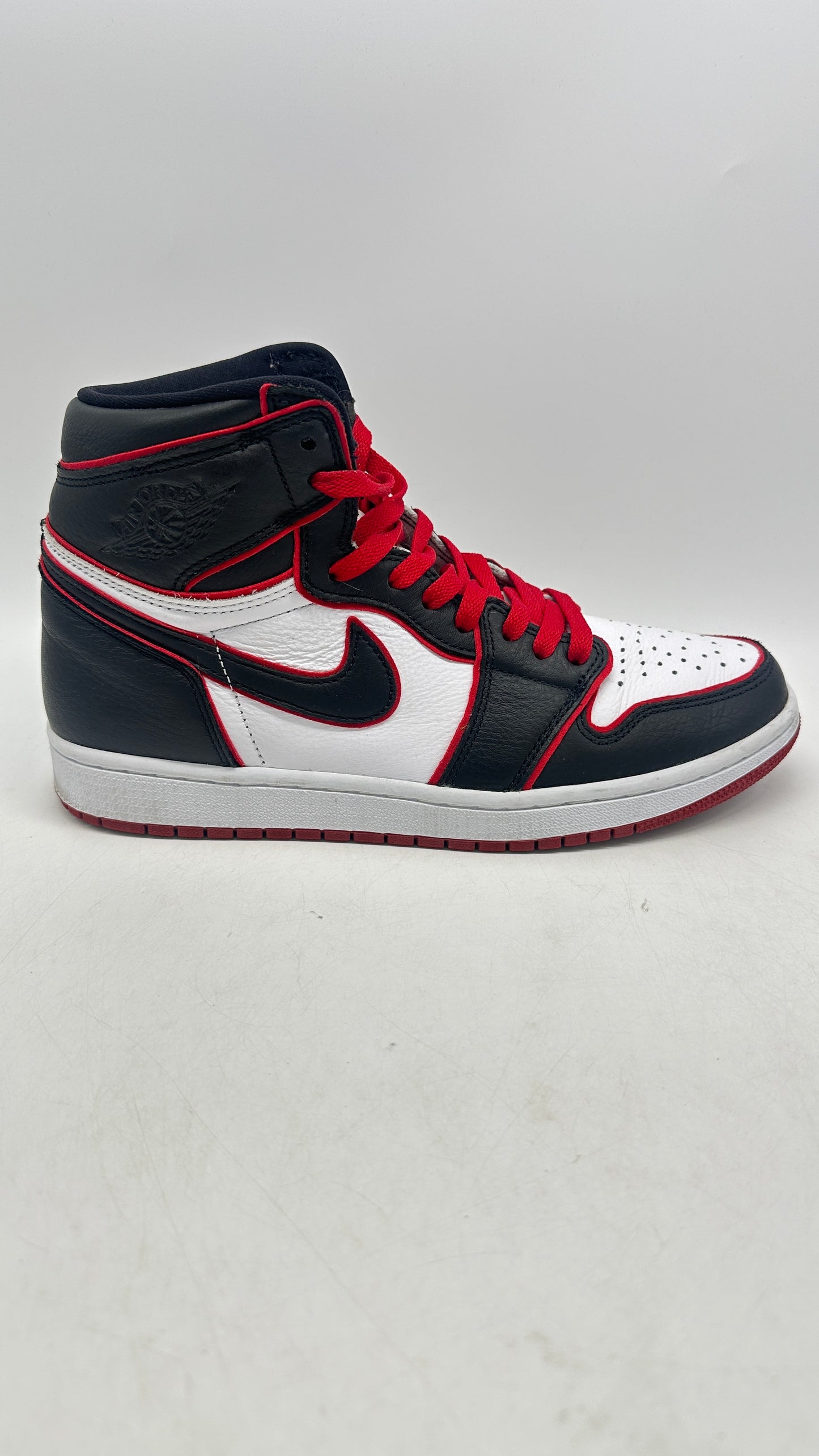Load image into Gallery viewer, Preowned Air Jordan 1 Retro High OG &amp;#39;Bloodline&amp;#39; Sz 8.5M/10W
