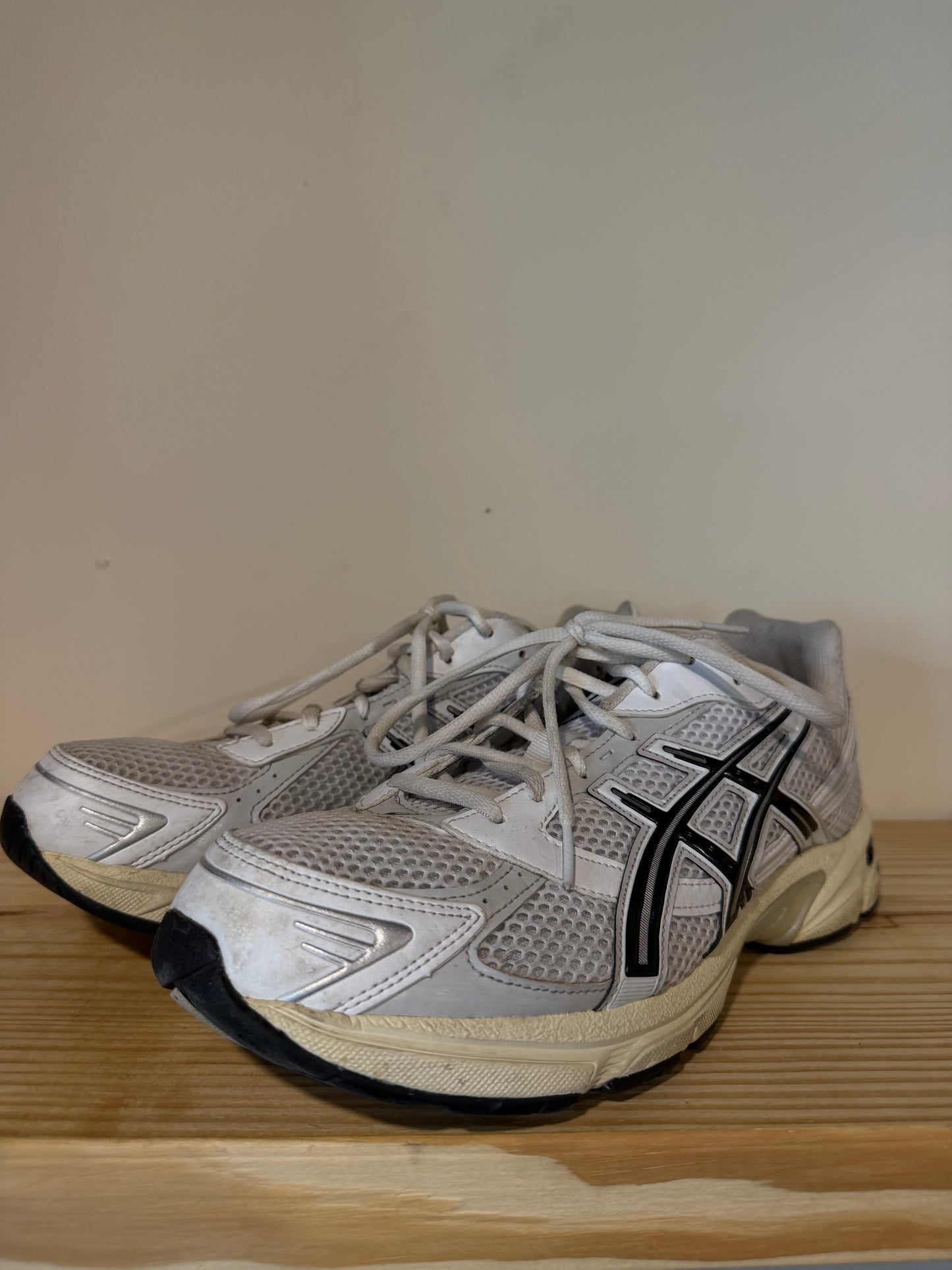 Preowned Asics 1130 White/Black Sz 11M/12.5W