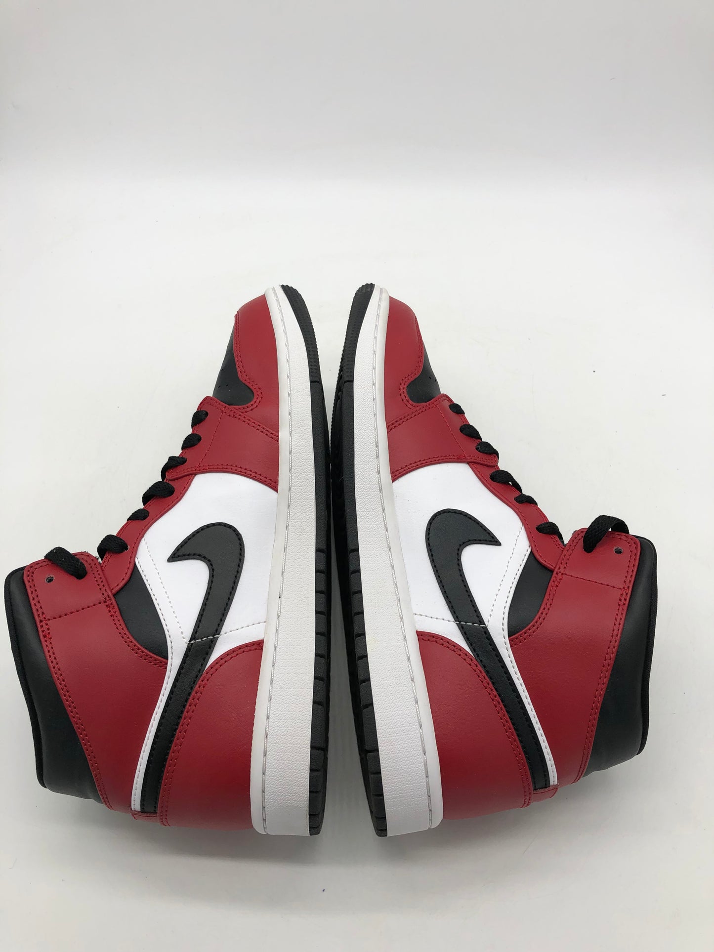 Load image into Gallery viewer, Preowned Air Jordan 1 Mid &amp;#39;Chicago Black Toe&amp;#39; Sz 9.5M/11W 554724-069
