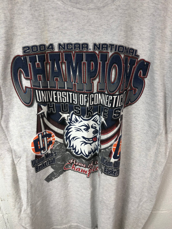 Load image into Gallery viewer, VTG  2004 Uconn Huskies Graphic Championship Tee Sz L
