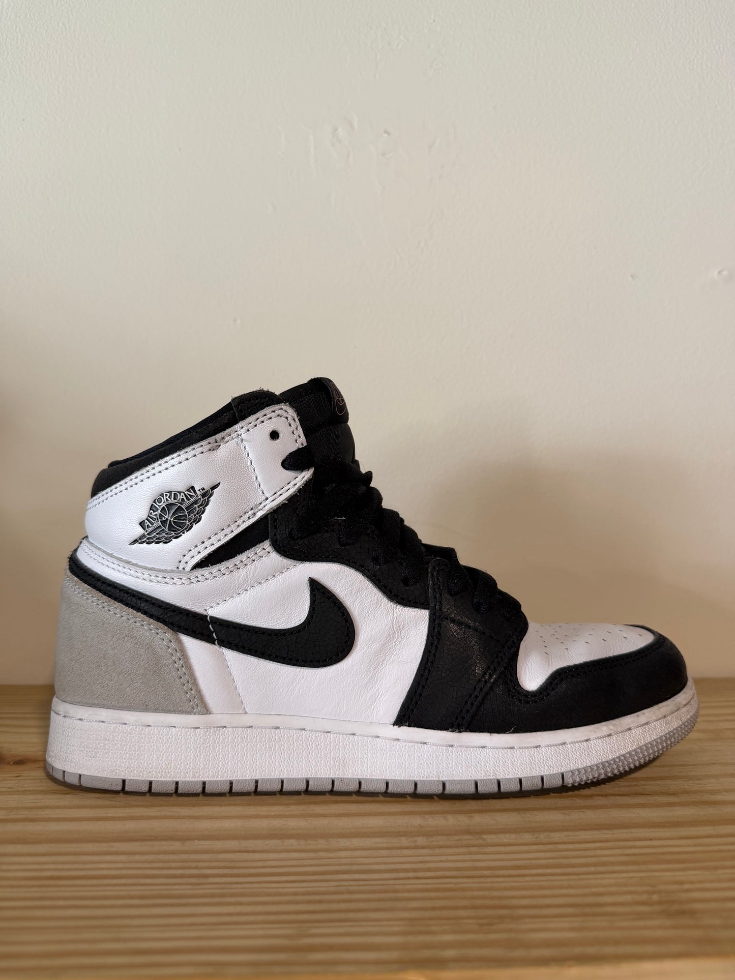 Preowned Jordan 1 Retro High OG Bleached Coral (GS) Sz 7Y/8.5W