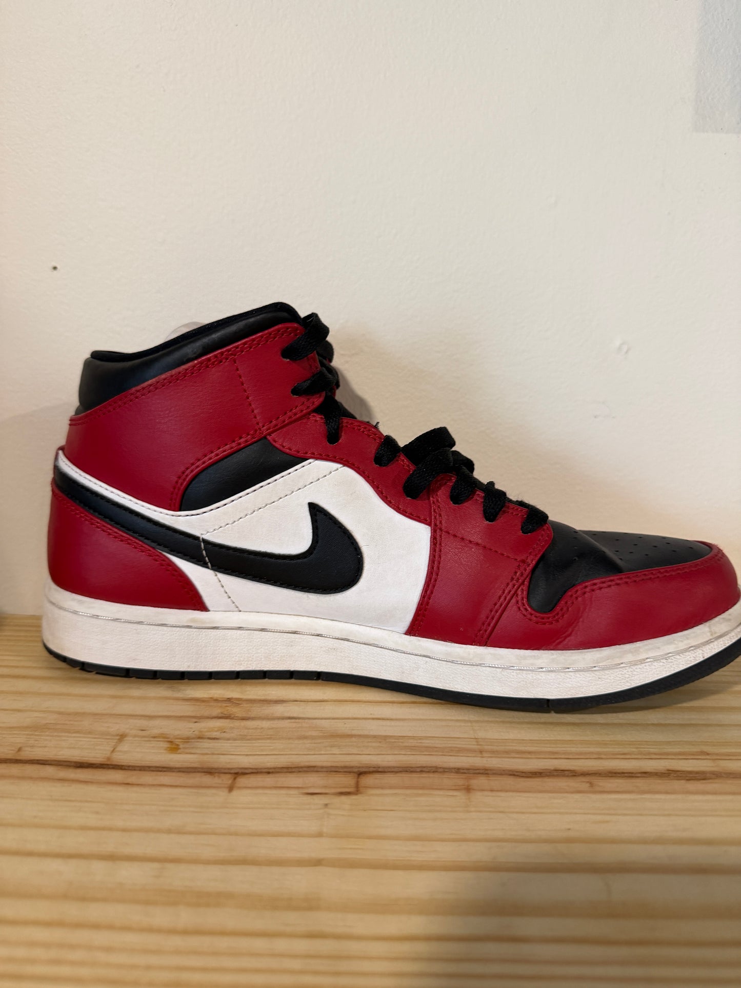 Preowned Air Jordan 1 Mid 'Chicago Black Toe' Sz 10