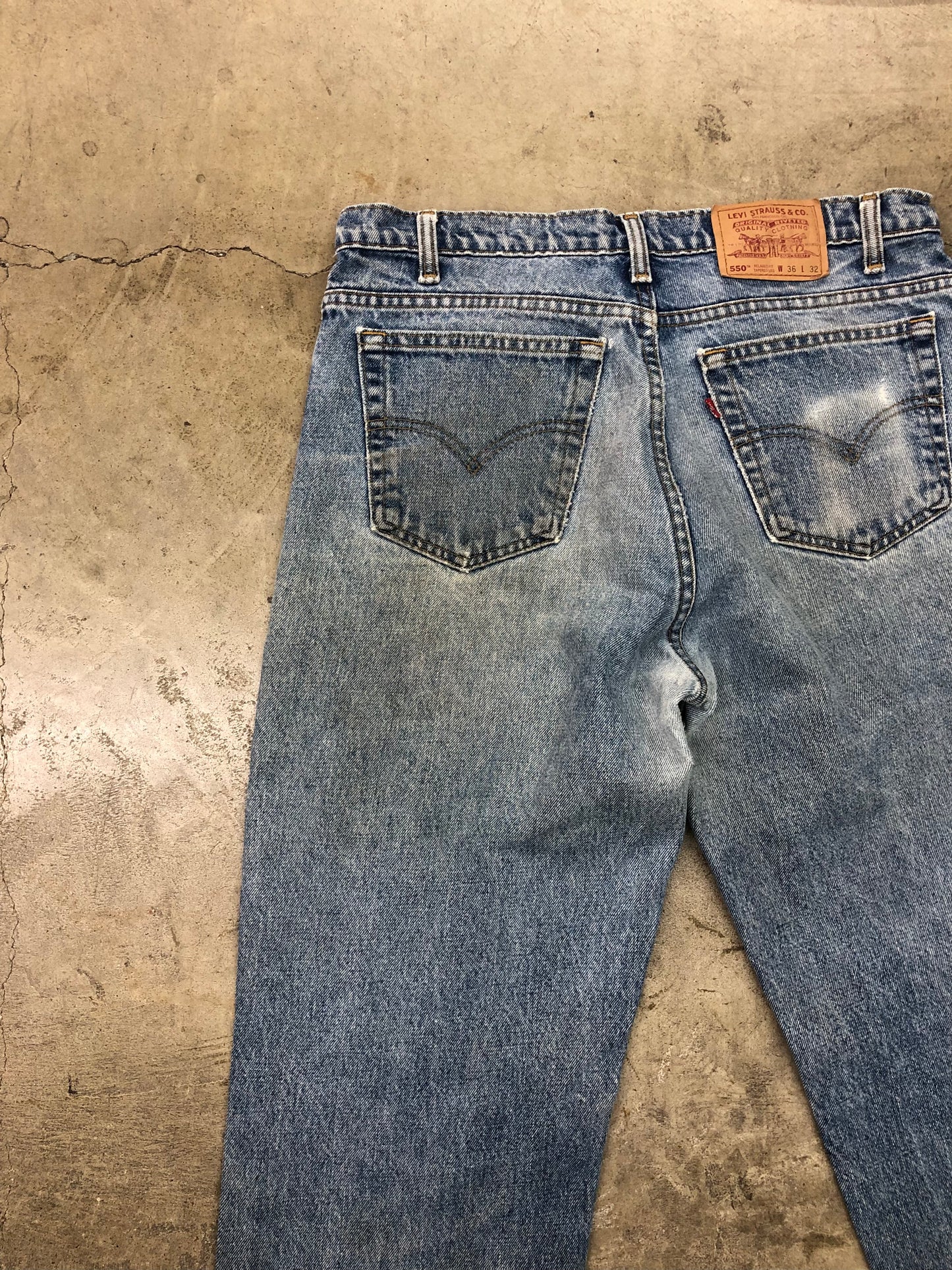 Load image into Gallery viewer, VTG Levi&amp;#39;s 550 Relaxed Fit Blue Jeans Sz 36x32
