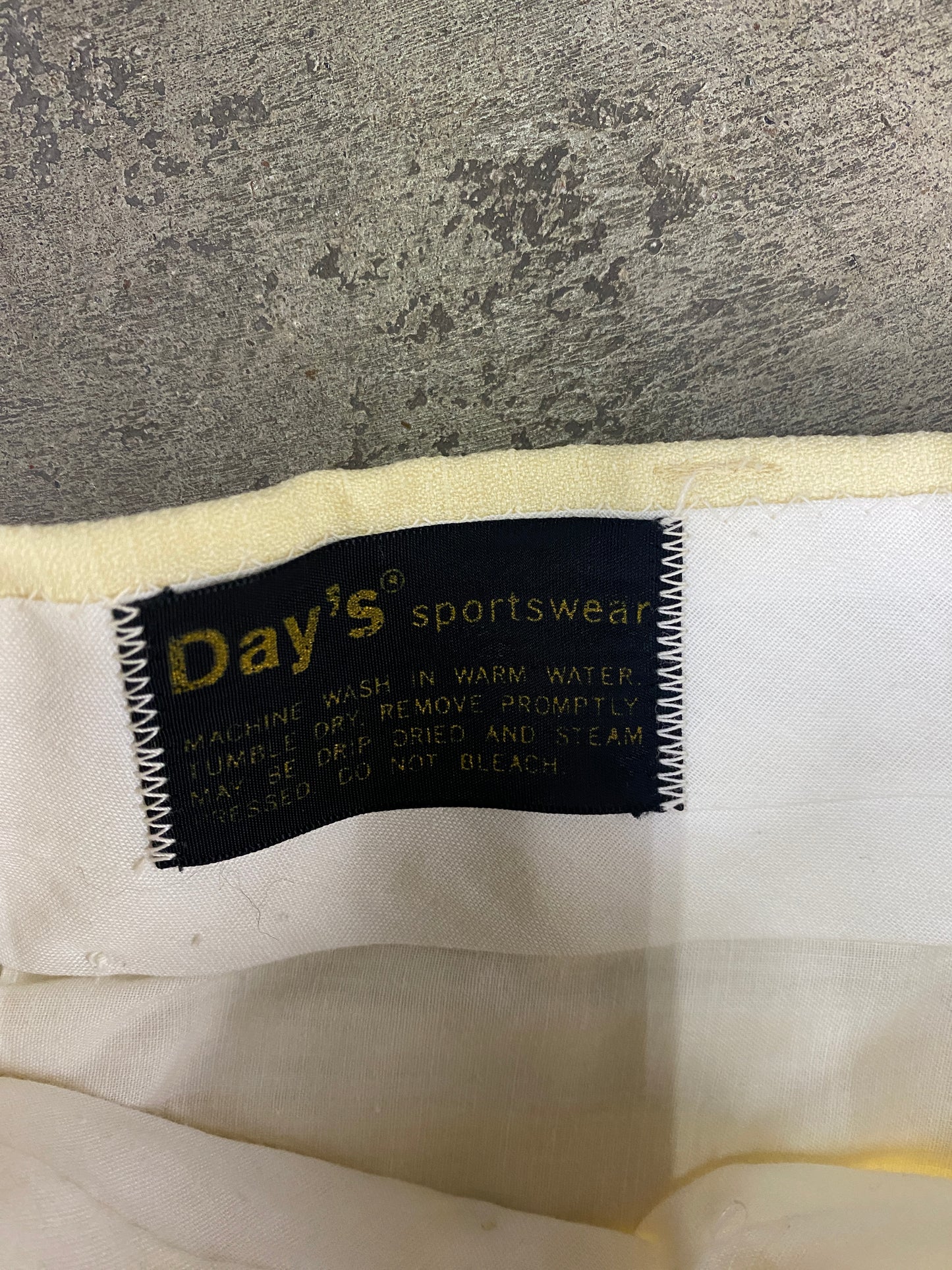 VTG Day's Sportswear Cream Dress Pants Sz 32x34