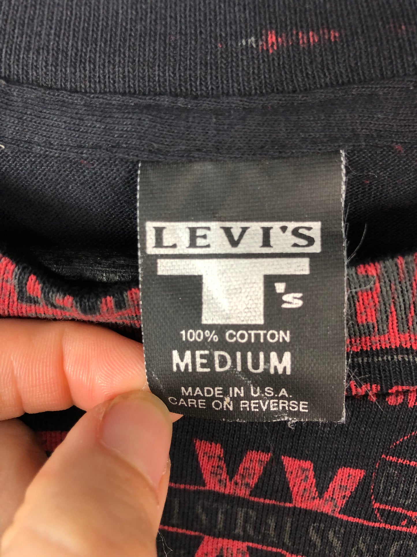 Load image into Gallery viewer, VTG Levi&amp;#39;s T&amp;#39;s Red/Black Tee Sz M
