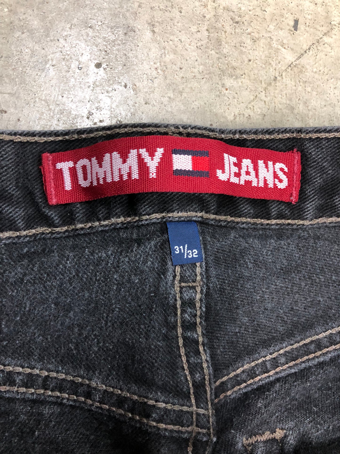 Load image into Gallery viewer, VTG Tommy Hilfiger Cropped Black Denim Jeans Sz 31x25
