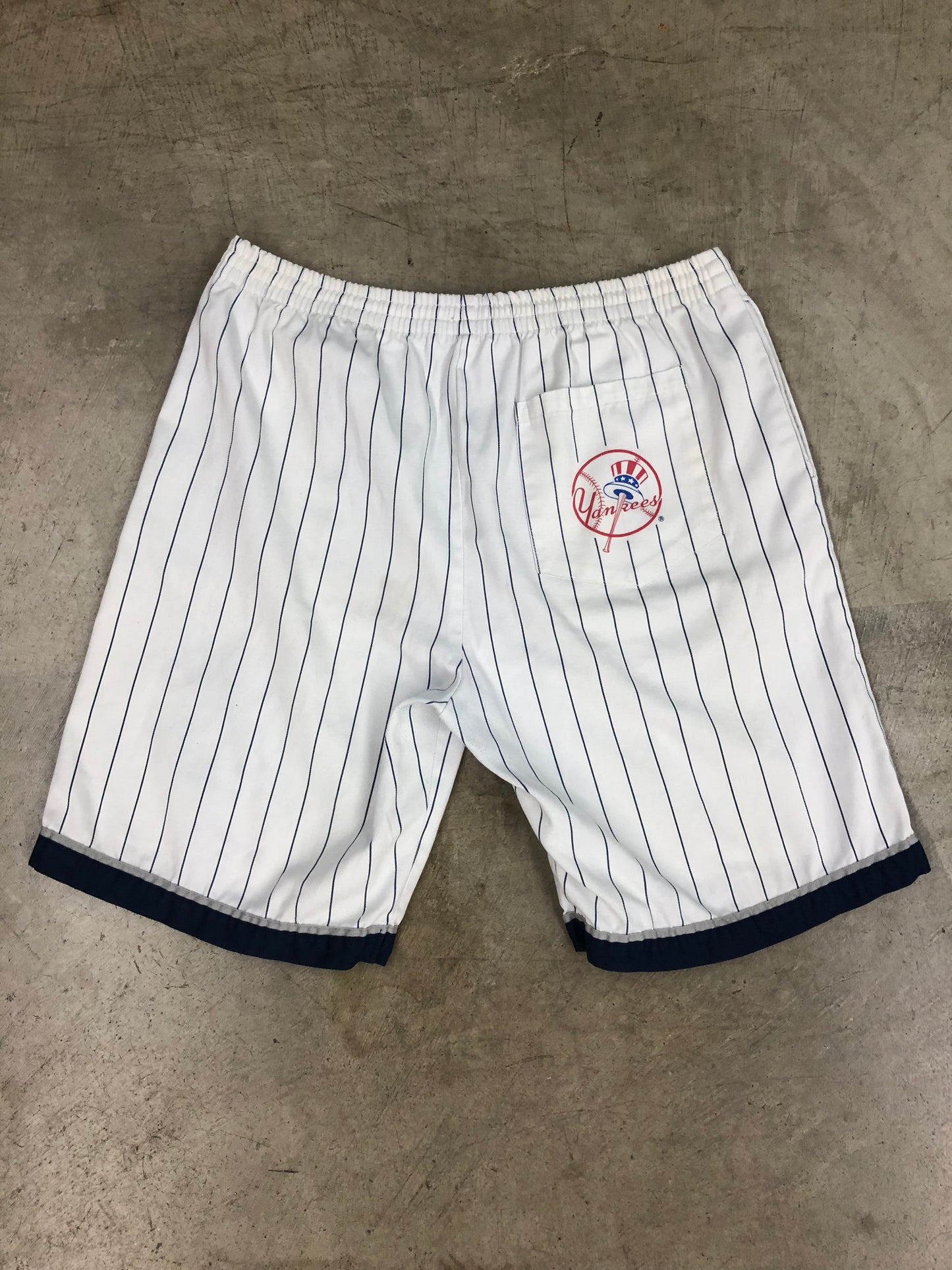 Load image into Gallery viewer, VTG New York Yankees Pinstriped Starter Shorts Sz L
