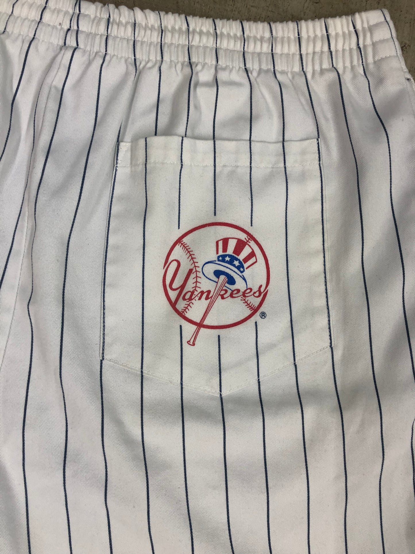Load image into Gallery viewer, VTG New York Yankees Pinstriped Starter Shorts Sz L
