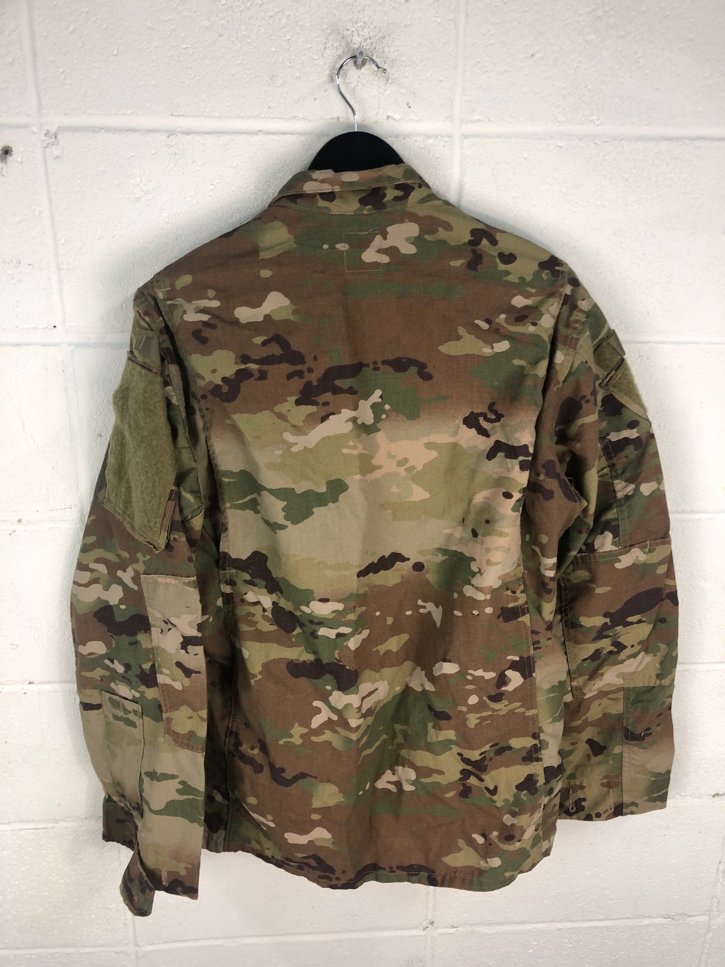 Load image into Gallery viewer, Military NOS Camo Combat Jacket Sz L
