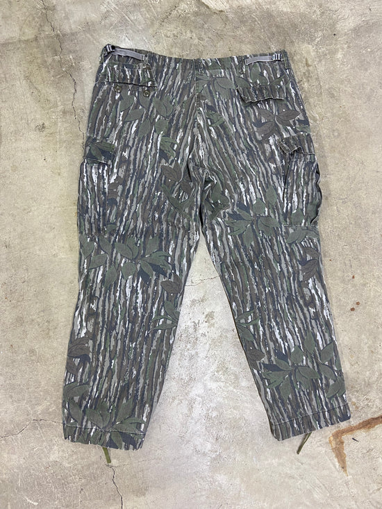 Load image into Gallery viewer, VTG Camo Realtree Cargo Pants Sz 42x32
