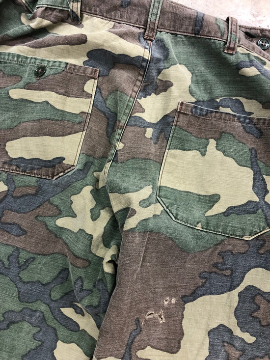 Load image into Gallery viewer, VTG Camo Pants Sz 33x29
