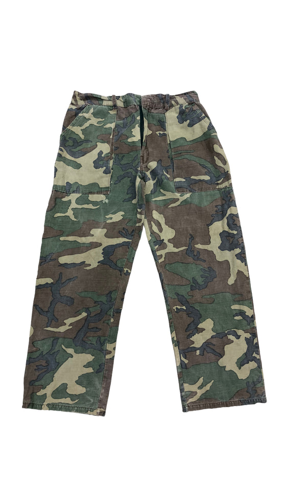 Load image into Gallery viewer, VTG Camo Pants Sz 33x29
