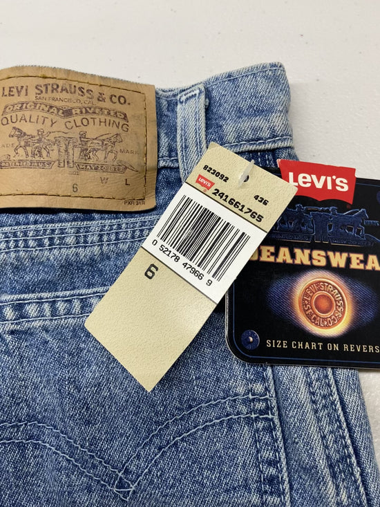 Load and play video in Gallery viewer, VTG Little Levi&amp;#39;s Jeanswear Shorts Sz 21
