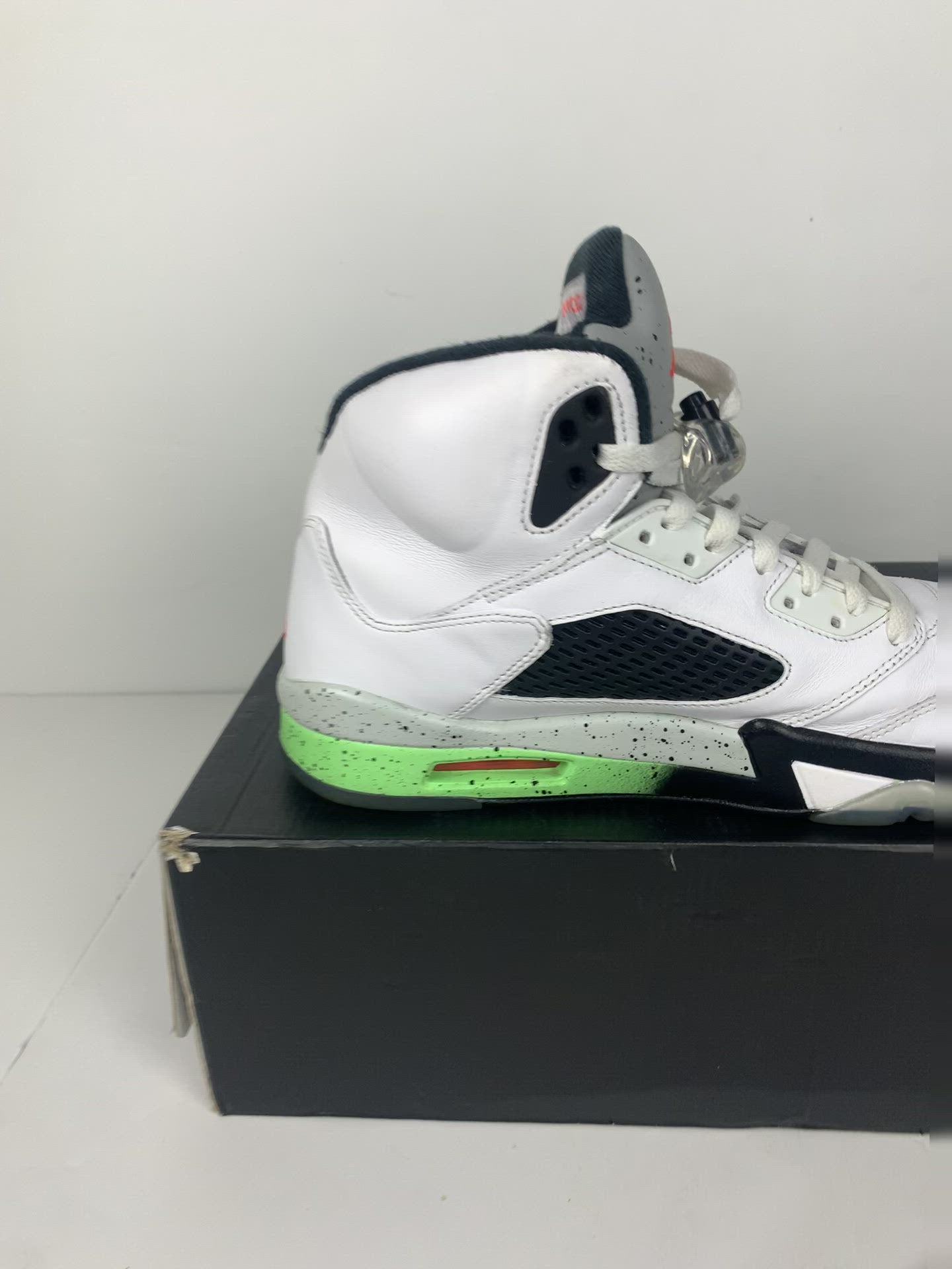 Load and play video in Gallery viewer, Preowned Air Jordan 5 Retro &amp;#39;Pro Stars&amp;#39; Sz 10
